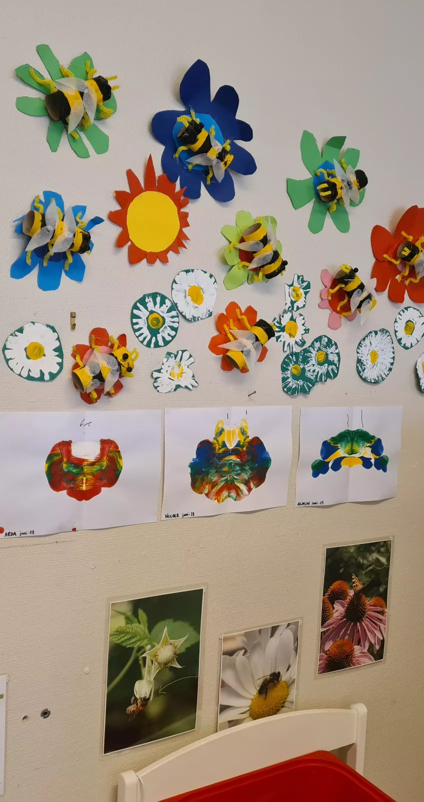 Pyssel av blommor och bin